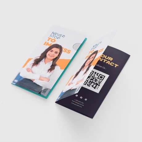 Dépliants avec fermeture autocollante