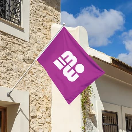 Drapeaux de façade résistants et personnalisés pour une communication efficace