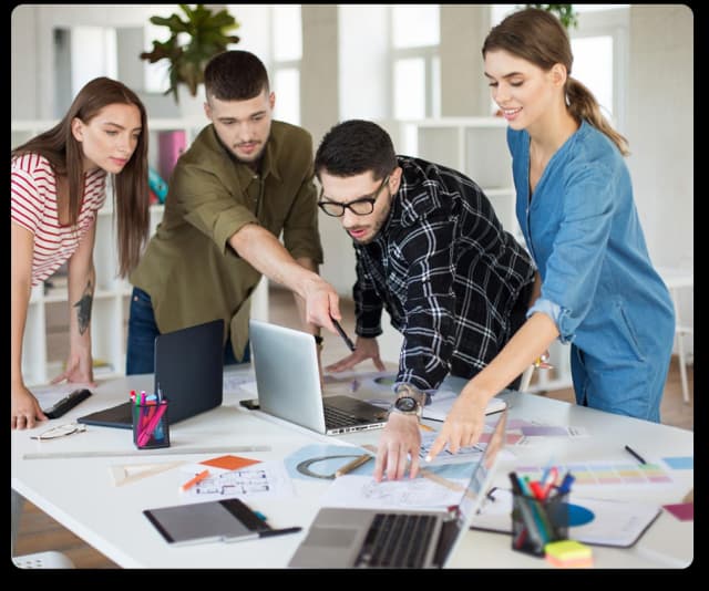 Creatief team toegewijd aan projecten - Gepersonaliseerd ontwerp Flyer.be